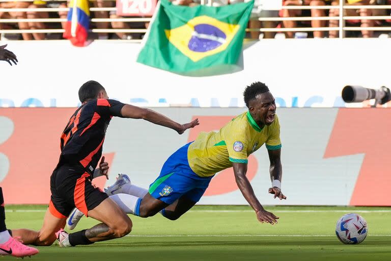 Vinicius cae tras la entrada de Muñoz; ni el árbitro ni el VAR lo consideraron penal