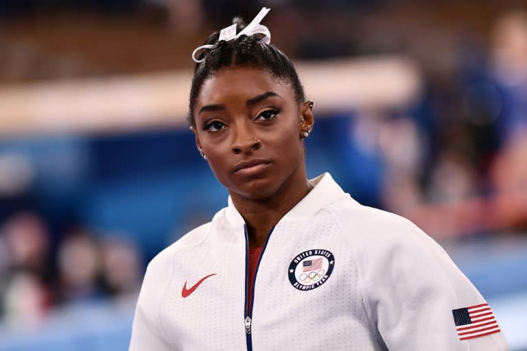 Simone Biles aguarda los resultados  de la final por equipos de gimnasia artística de los Juegos Olímpicos, el 27 de julio de 2021 en Tokio