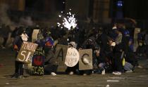 Manifestantes chocan con la policía durante una protesta contra el gobierno en Bogotá, Colombia, el miércoles 12 de mayo de 2021. (AP Foto/Fernando Vergara)