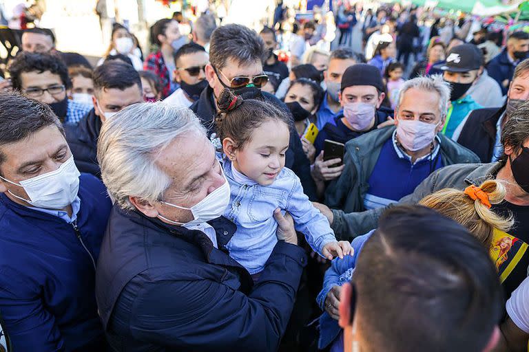 El presidente Alberto Fernández durante una recorrida por Dock Sud