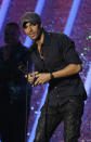 Enrique Iglesias acepta el Premio Billboard de la Música Latina “Hot Latin Song”, colaboración vocal, por "Loco", con Romeo Santos, el jueves 24 de abril del 2014 en Coral Gables, Florida. (AP Foto/Lynne Sladky)