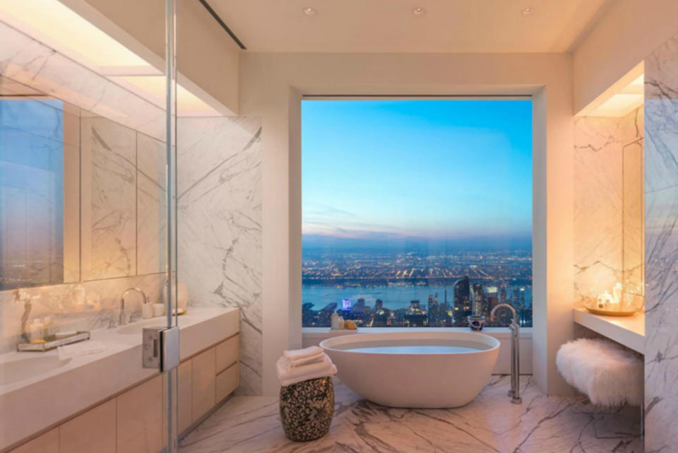 <p>Dependiendo de su tamaño, los apartamentos cuentan también de tres a siete baños, vestidores o acceso privado a uno de los seis ascensores del edificio. (Foto: 432parkavenue.com). </p>