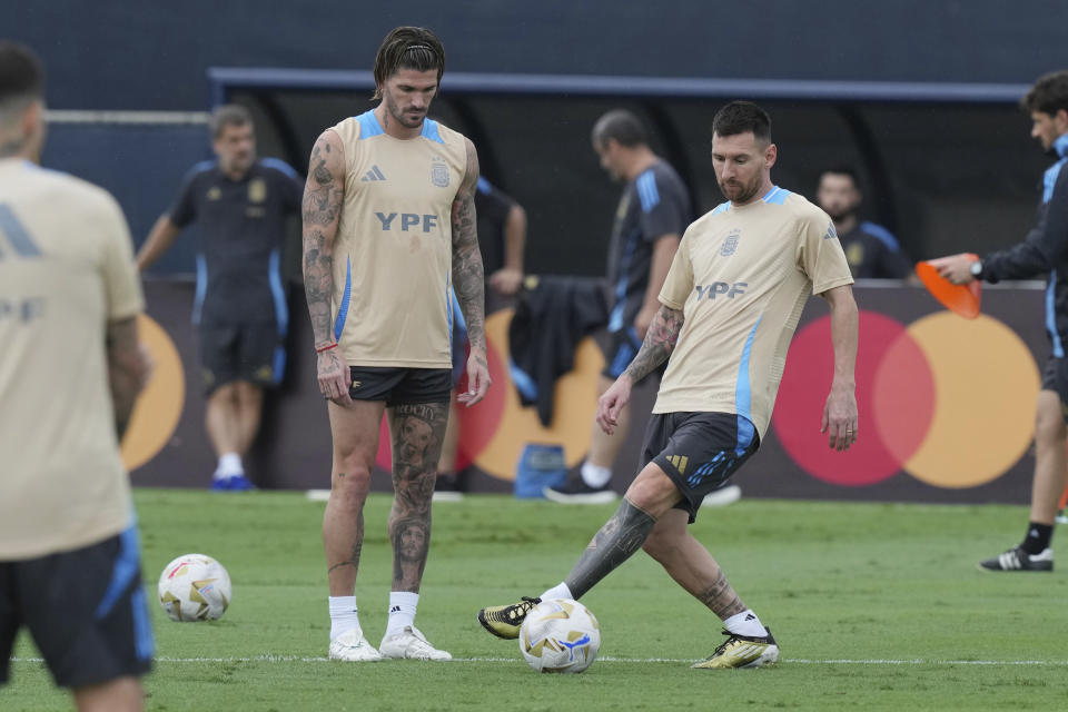 El delantero argentino Lionel Messi controla el balón durante un entrenamiento en Miami, el jueves 11 de julio de 2024, previo a la final de la Copa América. (AP Foto/Marta Lavandier)