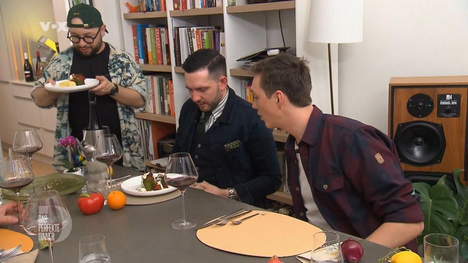 Die gefüllten Zucchini mit Rosmarin-Knoblauch-Kartoffelpüree wird von Niko begeistert beäugt.
 (Bild: RTL)