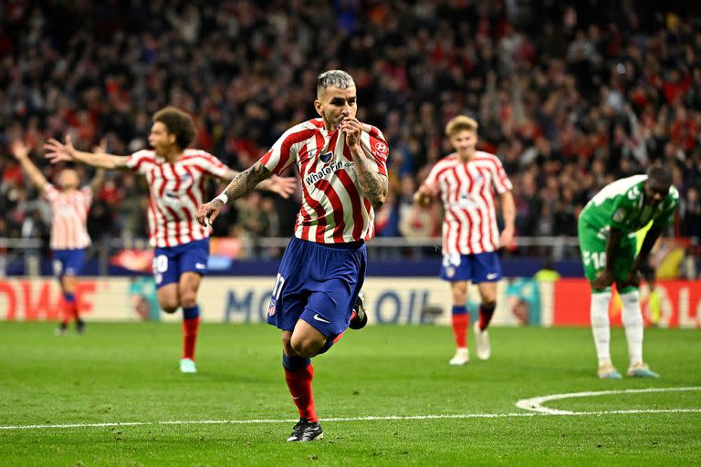 Ángel Correa festeja su gol frente al Betis.