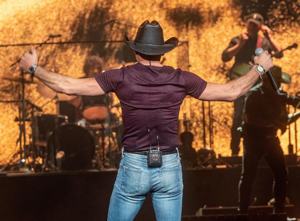 Tim McGraw did a few spin moves, giving Pittsburgh fans a full view of his talents.