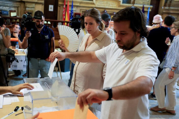 Varias personas votan en las elecciones generales en Madrid, España.