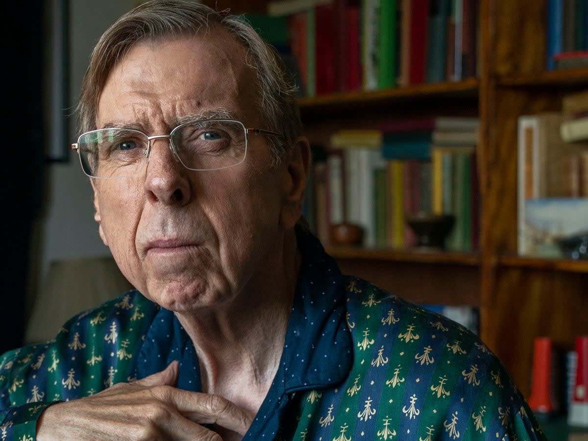 Timothy Spall interpreta al querido profesor Peter Farquhar (BBC/Wild Mercury/Amanda Searle)