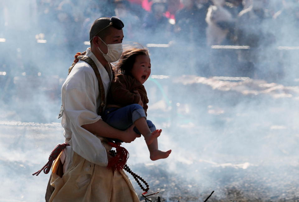 日本東京舉行一年一度的渡火祭，僧侶戴著口罩參加。圖片來源：Reuters。