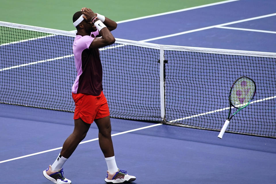 Frances Tiafoe celebra tras vencer a Rafael Nadal en la cuarta ronda del US Open, el lunes 5 de septiembre de 2022, en Nueva York. (AP Foto/Eduardo Muñoz Alvarez)