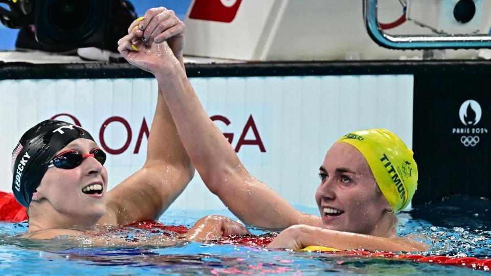 Katie Ledecky and Ariarne Titmus at the end of the women's 800m freestyle final