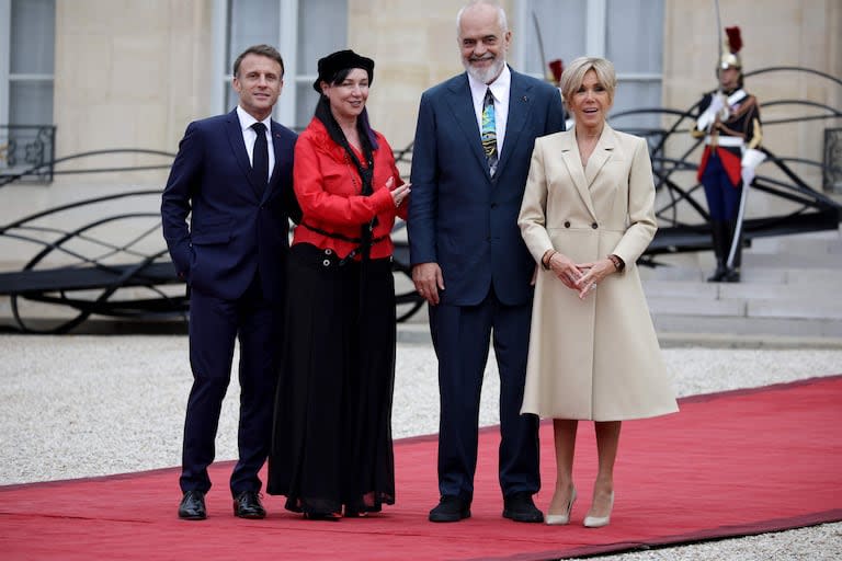 Emmanuel Macron y Brigitte Macron con el presidente de Albania, Edi Rama y su esposa, Linda Rama 