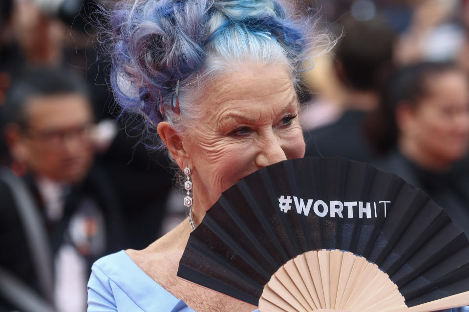 Helen Mirren mit einem Fächer und der Aufschrift #WorthIt (Bild: Mike Marsland/WireImage)