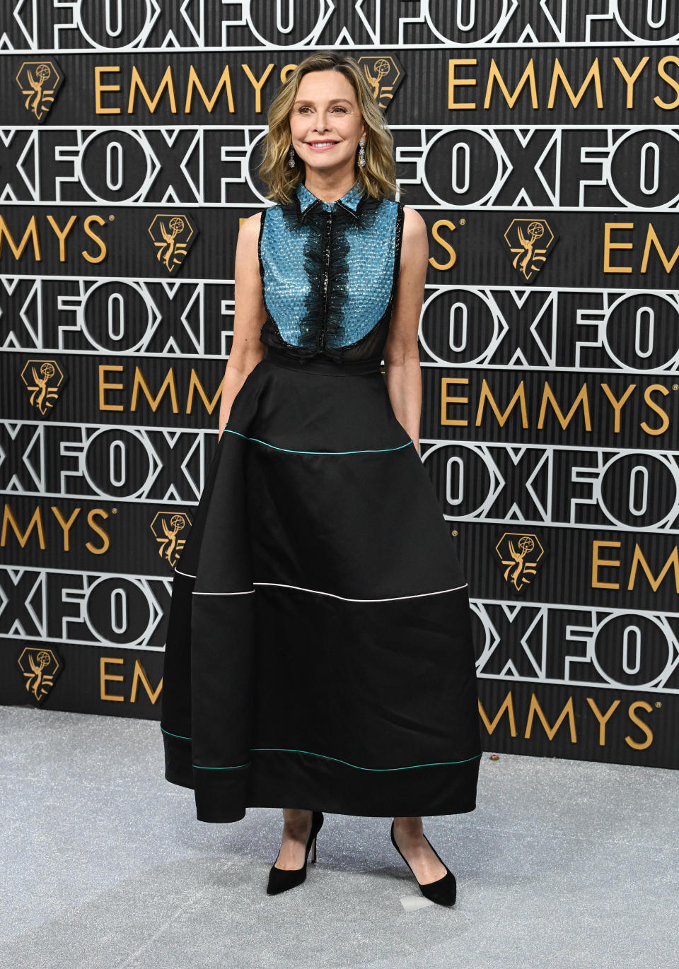 Callista Flockhart, Emmy Awards, red carpet, Giorgio Armani, black dress 