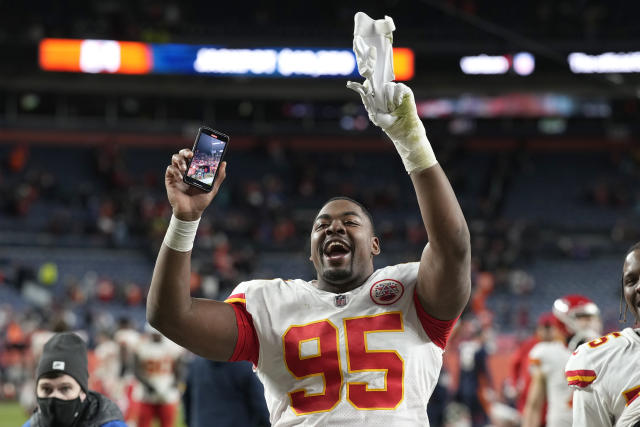 Chiefs sluggishly enter playoffs with Pittsburgh up first