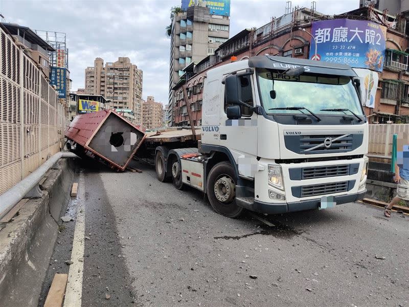 聯結車自撞忠孝橋護欄事故現場。（圖／翻攝畫面）