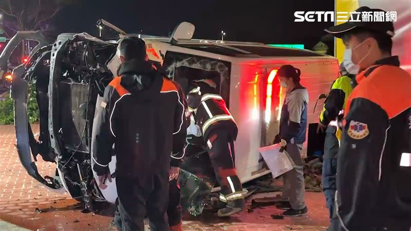 民間救護車與小客車車禍，救護車整輛翻覆。(圖/翻攝畫面)