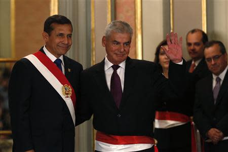 Peru's President Ollanta Humala (L) greets new Prime Minister Cesar Villanueva during the swearing-in ceremony of new members of his cabinet at the government palace in Lima, October 31, 2013. REUTERS/Mariana Bazo