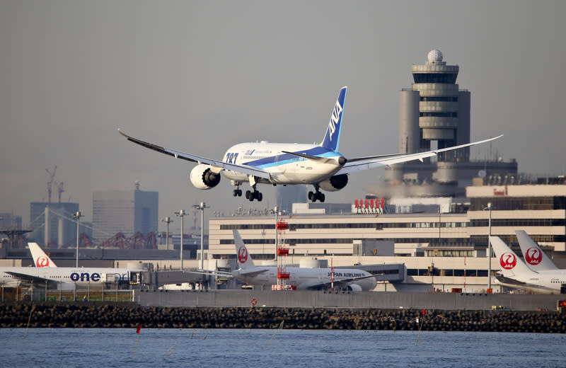 日男涉猥褻空姐未遂  遭警視廳逮捕 日本55歲男性上班族2023年4月搭乘全日空國際線航 班時，出現涉嫌緊抱女性空服員並試圖猥褻等脫序行 為，日媒今天報導，這名男性已被日本警視廳逮捕。 圖為全日空航機示意圖，非新聞中事發班機。 中央社記者黃名璽攝  113年5月22日 