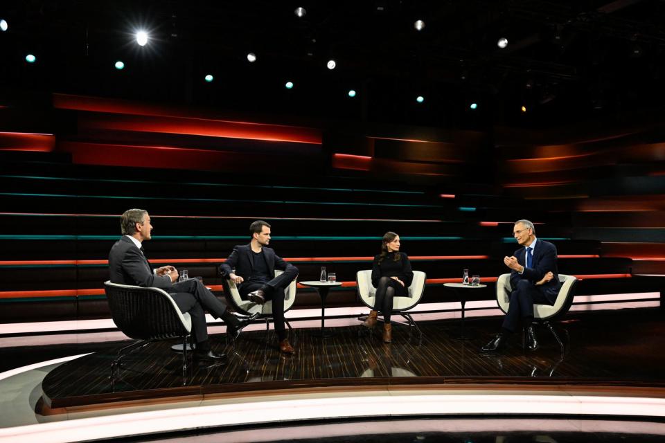 Markus Lanz (links) diskutierte am Dienstagabend mit (von links) FDP-Vize Johannes Vogel, Iran-Expertin Gilda Sahebi und Historiker Michael Wolffsohn. (Bild: ZDF / Markus Hertrich)