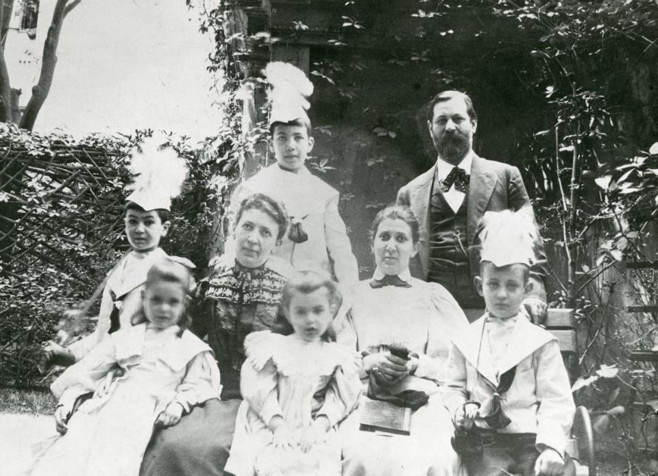 <div class="inline-image__caption"><p>Sigmund Freud with his wife, Martha, sister-in-law Minna Bernays, and children Oliver, Ernst Ludwig, Sophie, Anna, and Martin, in 1898, in Vienna, Austria.</p></div> <div class="inline-image__credit">API/Gamma-Rapho via Getty Pictures</div>
