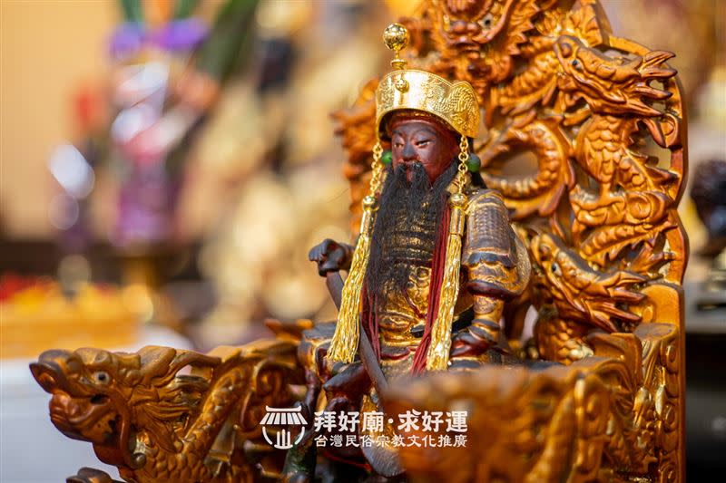 農曆九月九號玄天上帝飛昇日前夕，桃園新屋玄天宮300年神像戴金帽神格提升。 （圖／《拜好廟. 求好運》提供）