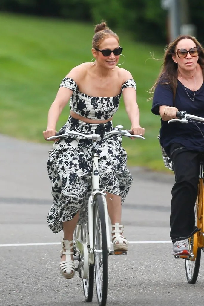 Jennifer Lopez montando en bicicleta en Los Hamptons