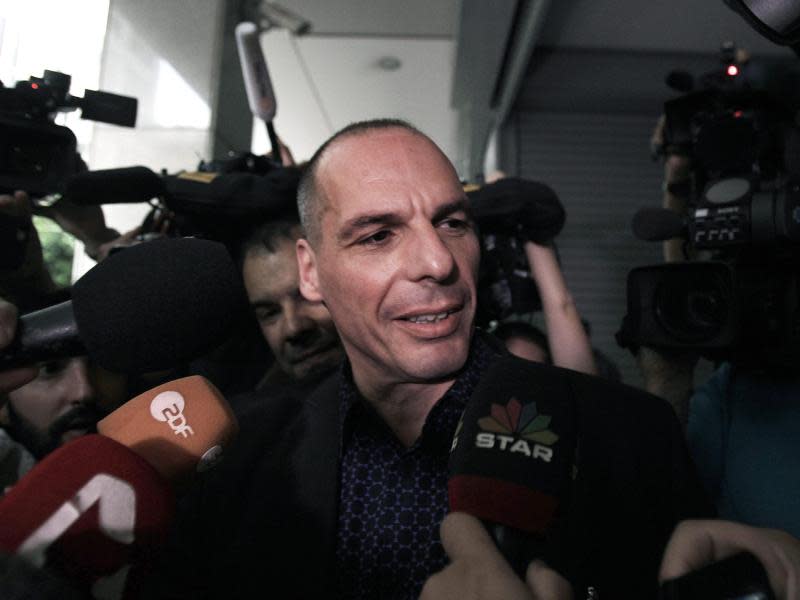Gianis Varoufakis will den Druck auf das griechische Volk erhöhen. Foto: Simela Pantzartzi/Archiv