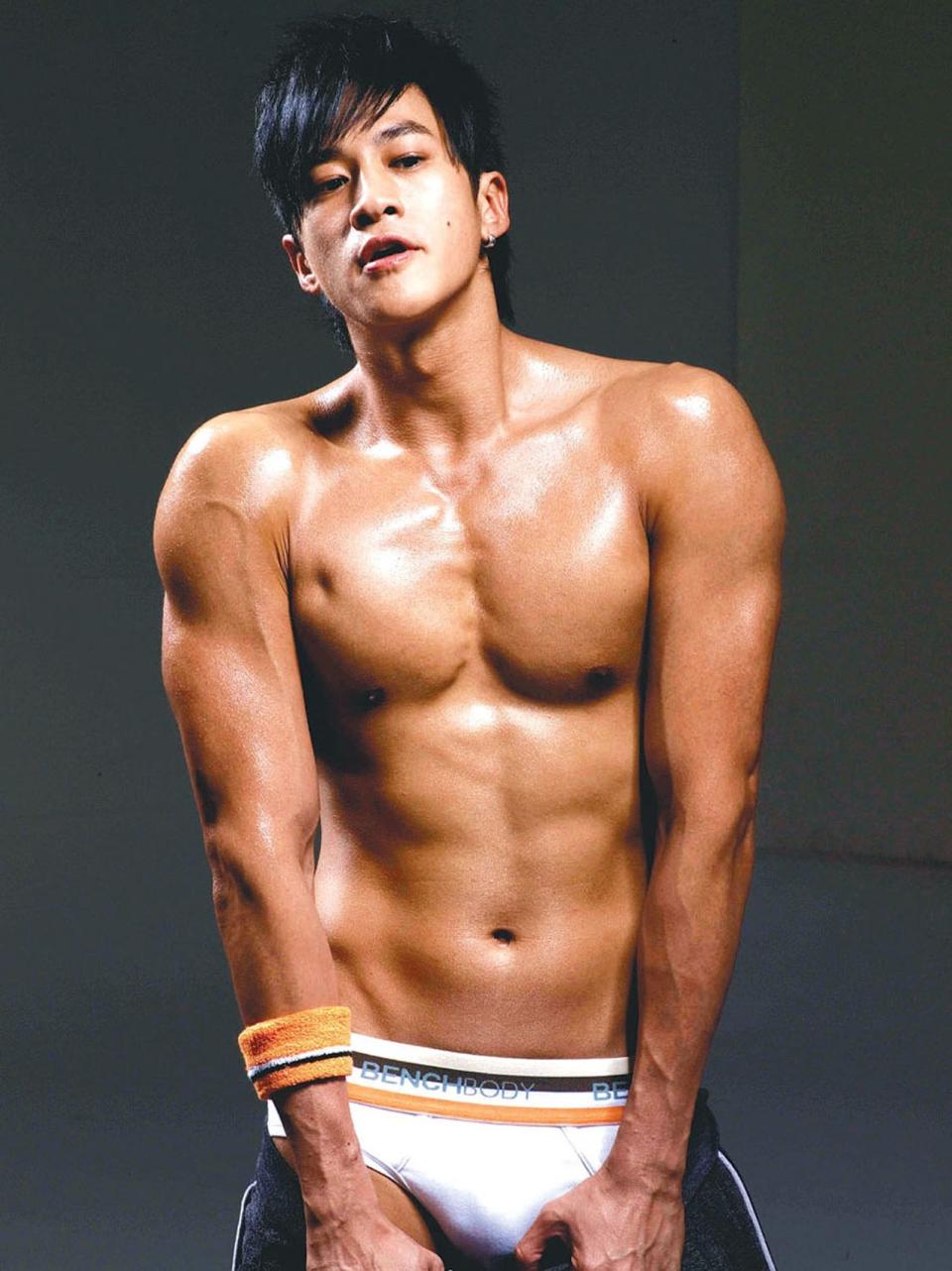 何潤東過去拍下的內褲代言廣告當年轟動娛樂圈，他也因此賺飽口袋。（網路圖片）