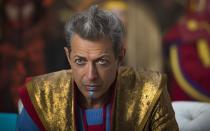 Als Grandmaster macht Jeff Goldblum eine tolle Figur, ein mordlustiger Bösewicht ist er allerdings nicht. Grandmaster ist der tyrannische Herrscher des Müllplaneten Sakaar. Um sein Volk bei Laune zu halten, lässt er in einer Arena den Wettkampf der Champions ausrichten. Auch Helden wie Thor (Chris Hemsworth) und Hulk (Mark Ruffalo) wurden dem Grandmaster ausgeliefert. (Bild: 2017 Disney / Marvel Studios)