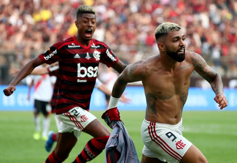 Gabriel Barbosa del Flamengo celebra su segundo gol en la final de la Copa Libertadores contra River Plate en el Estadio Monumental de Lima.