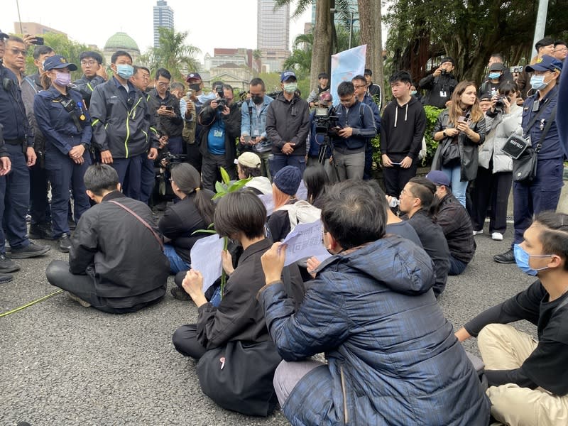 北市228紀念活動民團陳抗  警力出動維安 為紀念228事件77週年，台北市政府28日下午舉行追 思會，場外包含民團「無力者」、台灣國理事長陳峻 涵等都現身抗議，警方也出動大批警力維安，所幸未 釀嚴重衝突。圖為「無力者」成員現場靜坐表訴求。 中央社記者黃麗芸攝  113年2月28日 