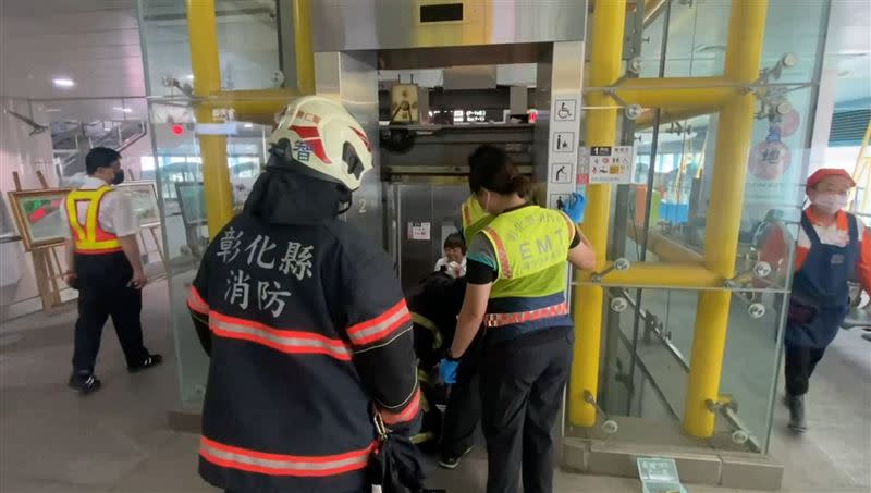 彰化員林火車站月台電梯卡在1、2樓之間，消防人員到場協助旅客脫困。(圖／翻攝畫面)