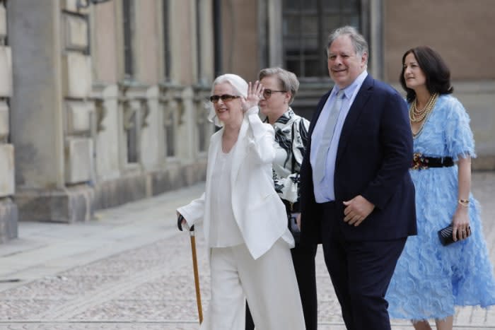 Carlos Gustavo y Silvia de Suecia condecoran a ABBA