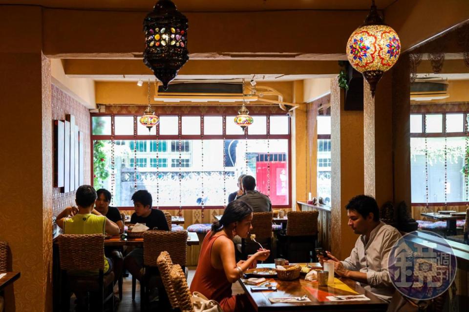 老闆從印度帶來許多裝飾品，讓餐廳很有異國風情。