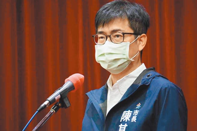 高雄市長陳其邁24日上任滿1周年，強調施政表現應由市民來打分數，保證他會讓高雄脫胎換骨。（柯宗緯攝）