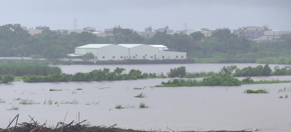 環保署對14條河川進行品質調查 8河川底泥重金屬逾上限，圖為二仁溪。（檔案照）