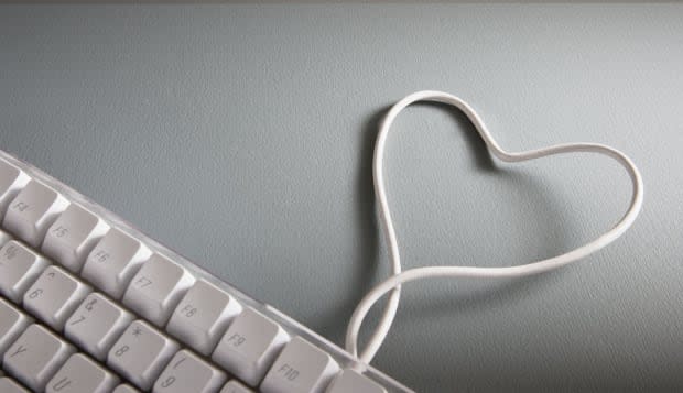 B2T840 Close up of computer keyboard with heart-shape wire. Image shot 2008. Exact date unknown.