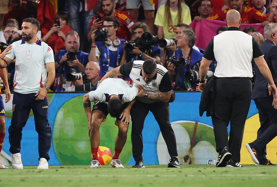 Alvaro Morata 被絆到後，面露痛苦表情。 (Photo by Alex Grimm/Getty Images)