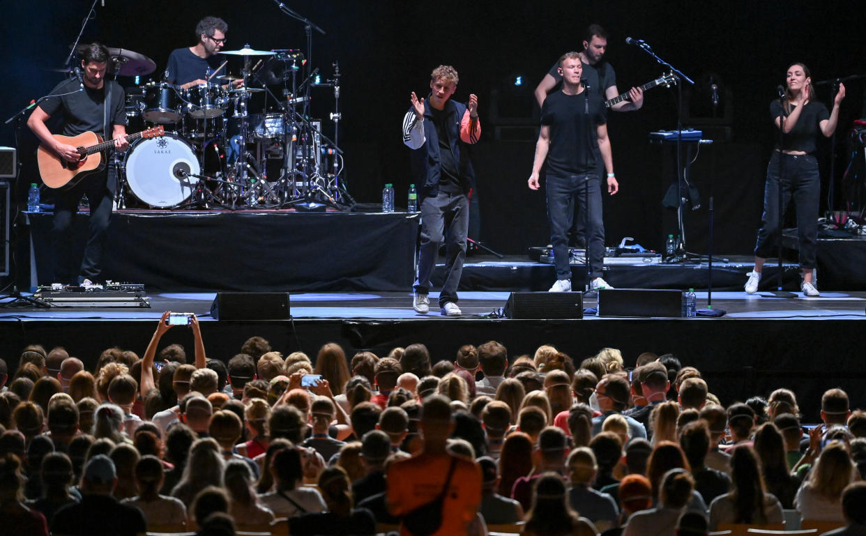 22 August 2020, Saxony, Leipzig: The German pop singer Tim Bendzko performs during a large-scale experiment of the University Medicine Halle/Saale in the Arena Leipzig. Around 2200 visitors take part in the experiment under the title "Restart-19". The scientists want to use sensors and other aids to monitor their walking paths, and fluorescent disinfectant is to make visible which surfaces are touched particularly often. The flight of aerosols - the smallest mixtures of particles that can carry the virus - will also be tracked. The aim is to develop a mathematical model that can be used to assess the risk of corona outbreak after a major event in a hall. Photo: Hendrik Schmidt/dpa-Zentralbild/ZB (Photo by Hendrik Schmidt/picture alliance via Getty Images)