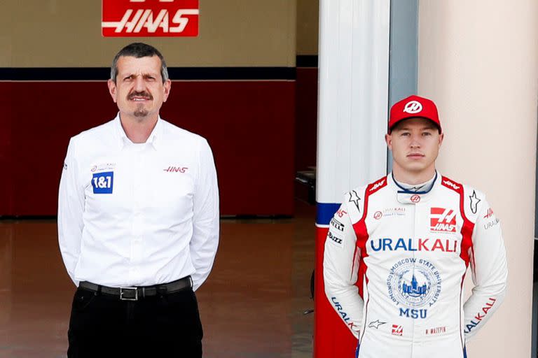 Guenther Steiner junto a Nikita Mazepin. El jefe contó que despidió al piloto ruso por escrito