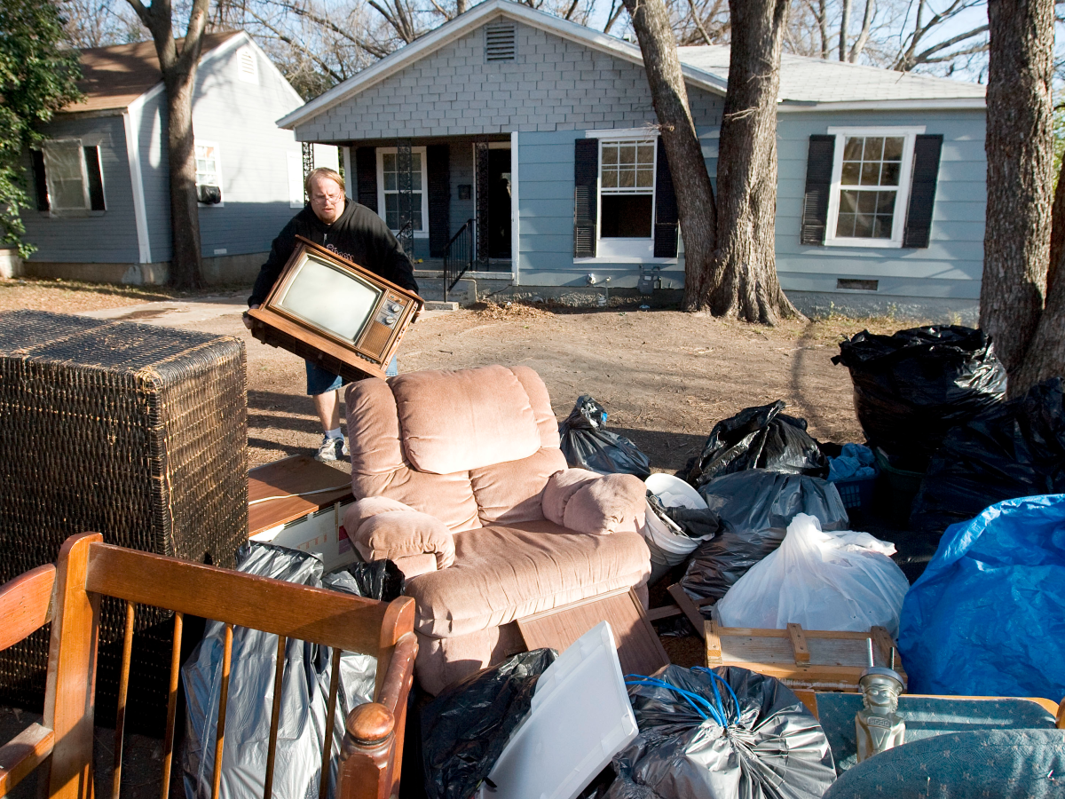 This house is bad. Poor America. Poor Home USA. Poor American House. How poor Americans Live.