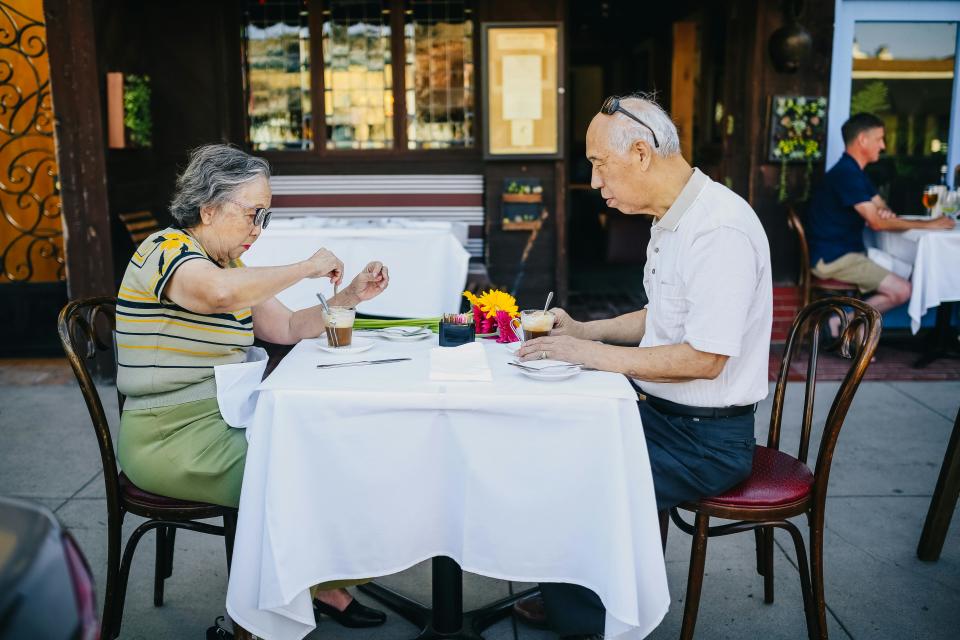 <strong>許多餐廳改以手機掃描或平板系統點餐，對一些長者而言反而增加了用餐難度。（示意圖／pexels）</strong>