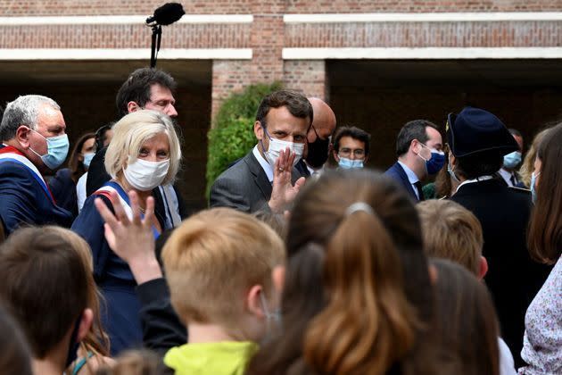 <p>Emmanuel Macron s’est rendu dans la matinée à l’école élémentaire de Poix-de-Picardie, dans la Somme.</p>
