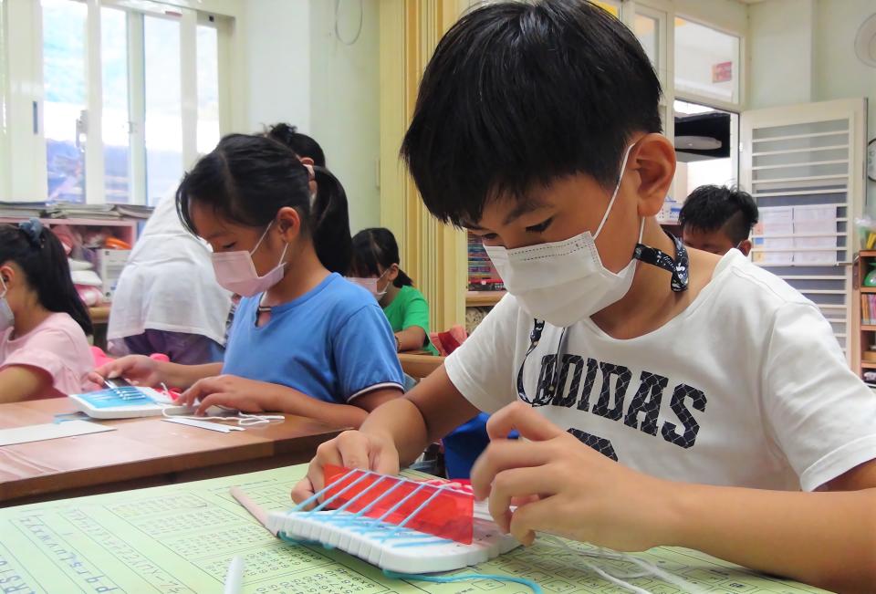 德拉楠民族實驗小學學生體驗編織文化