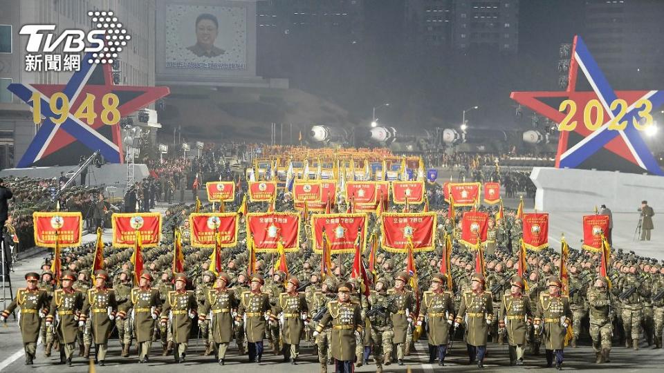 軍隊舉旗穿過閱兵式現場。圖中的1948為朝鮮人民軍建軍年分。（圖／達志影像美聯社）