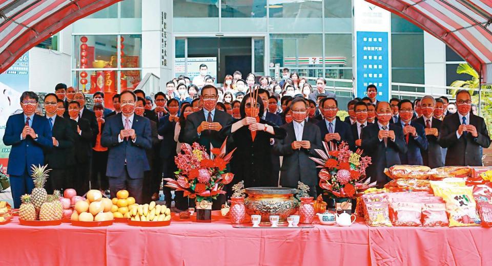 裕隆今年農曆年後開工團拜，嚴陳莉蓮重組的接班團隊已浮現在照片之中。（裕隆提供）