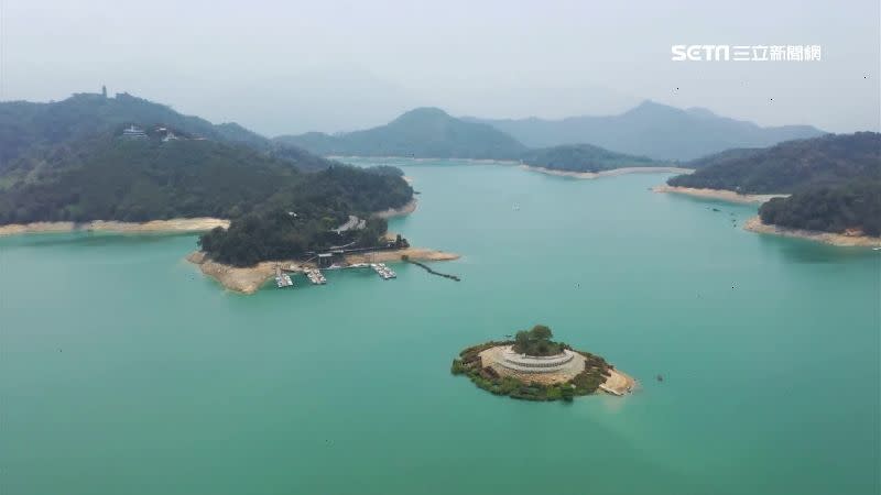 日月潭配上黃土的景色宛如法國藍色海岸。