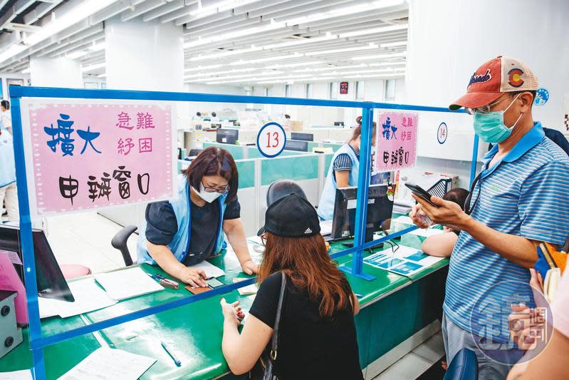 因應疫情所推出各式補貼、津貼、紓困、貸款措施，名目上設有篩選、排富條件，其實，也就是防君子不防小人。