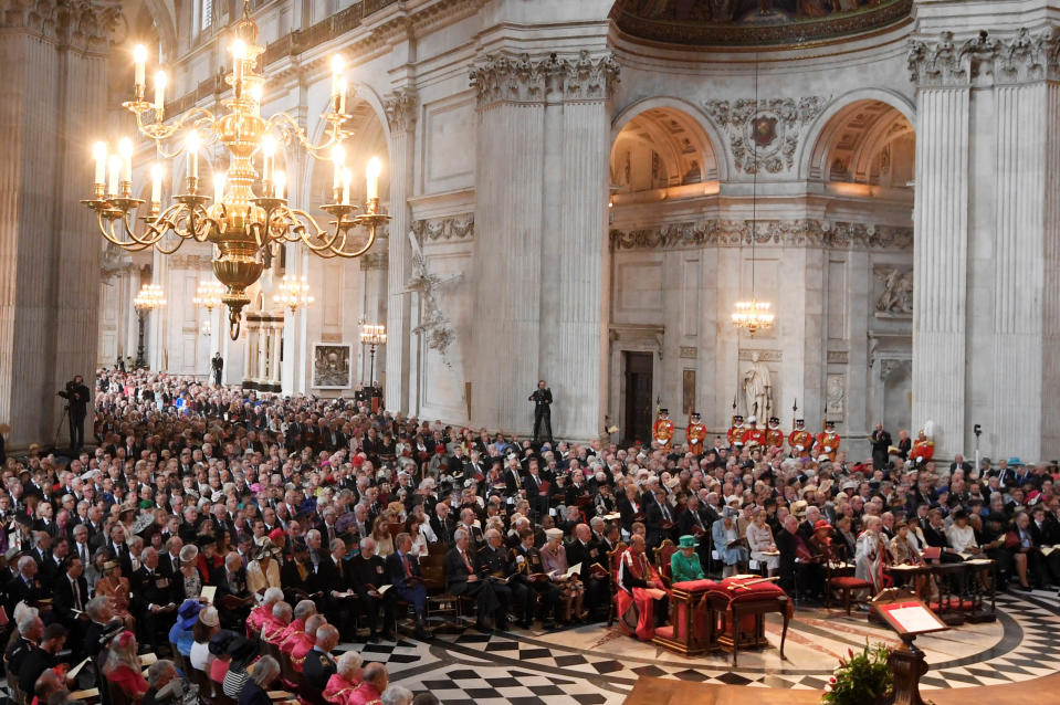 <p>Queen Elizabeth und ihr Mann Prinz Philip nehmen am 100. Jahrestag der Gründung des „Order of the British Empire“, einem Verdienstorden, an einem Gottesdienst teil. (Bild: STAR MAX/ AP Photo) </p>